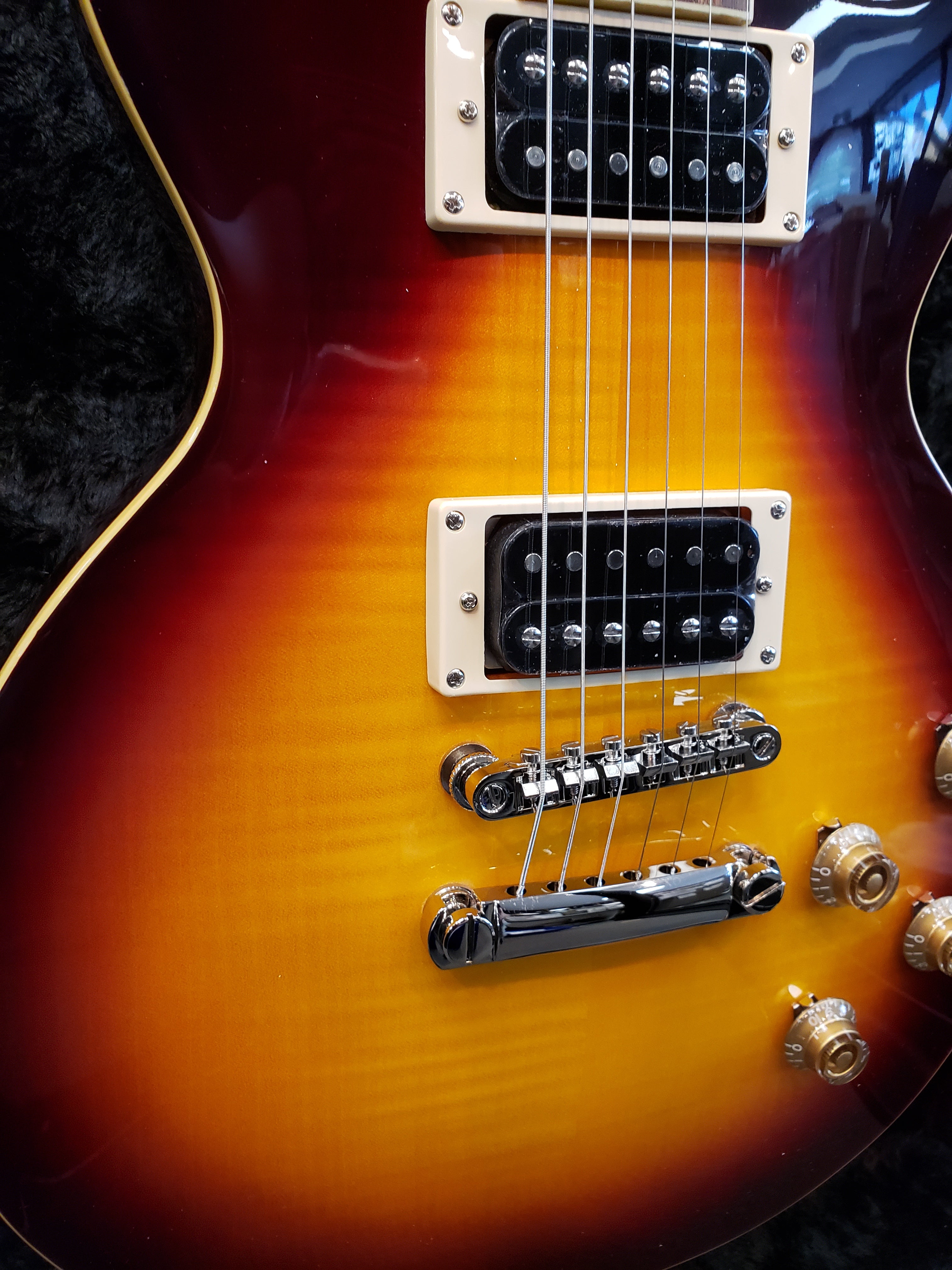 Epiphone Inspired by Gibson Slash Les Paul November Burst with Custom HardShell Case EILPSLASHNVNH SERIAL NUMBER 21041529079 - 8.0 LBS