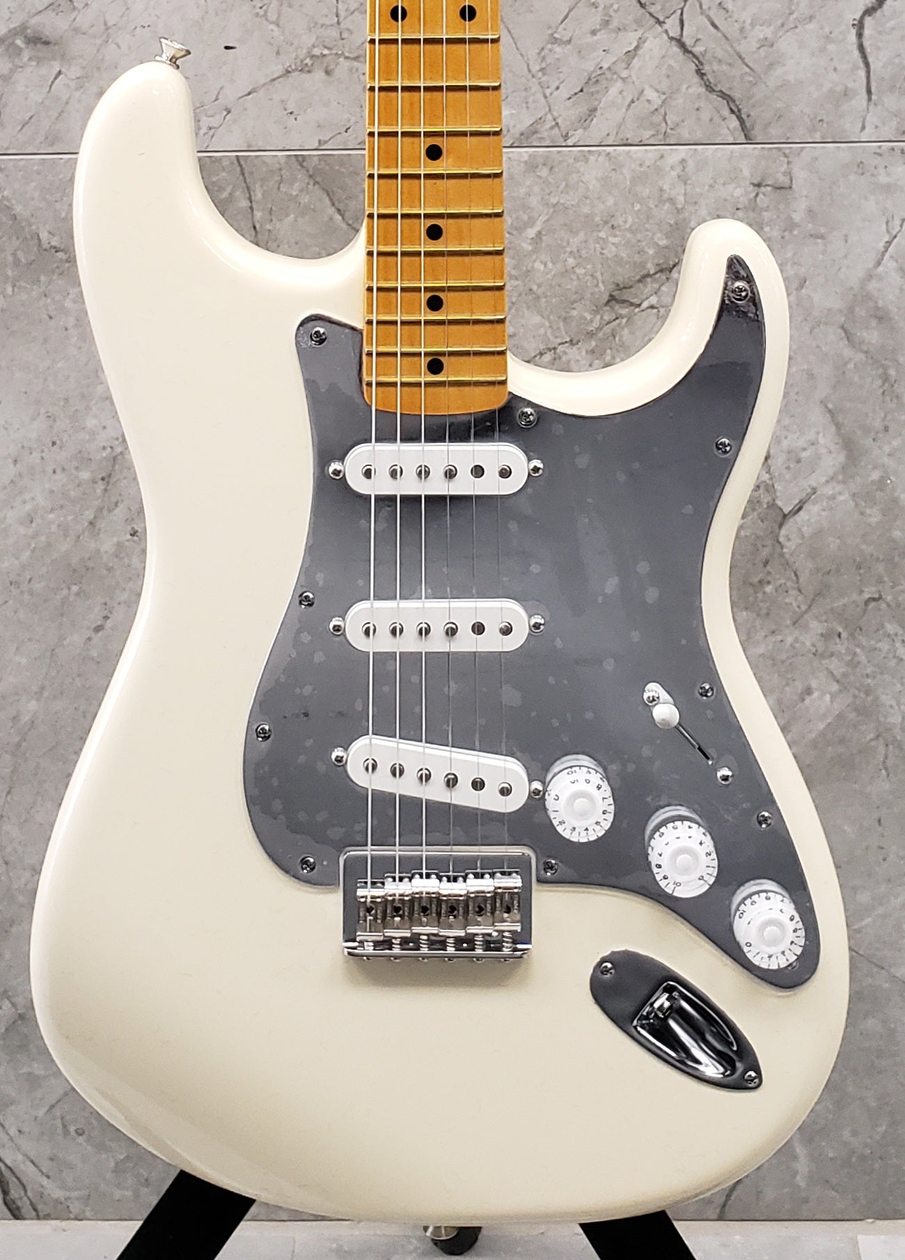 Fender Nile Rodgers Hitmaker Stratocaster Maple Fingerboard Olympic White MODEL 0115922705 SERIAL NUMBER NR00142 - 7.2 LBS