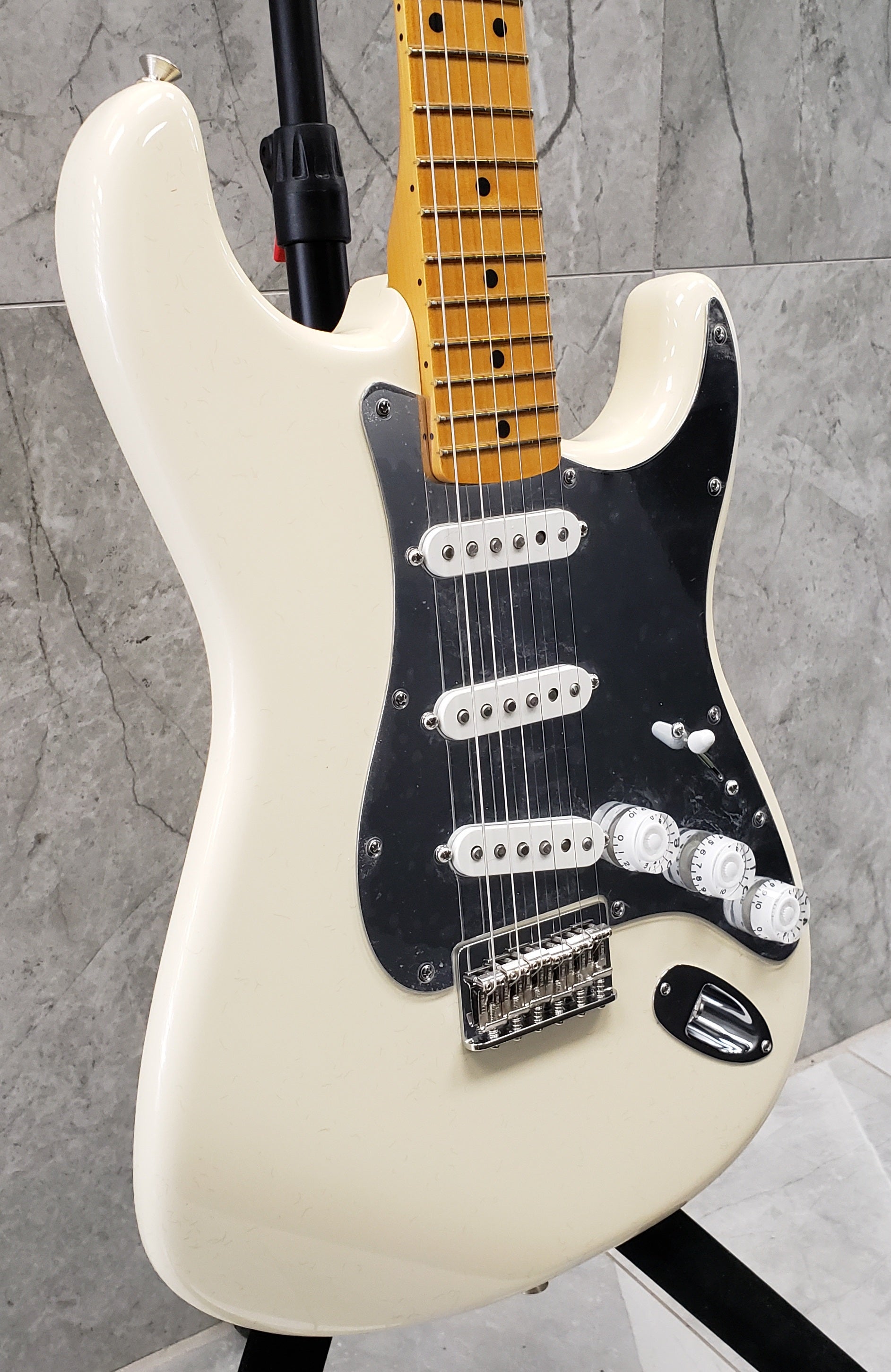 Fender Nile Rodgers Hitmaker Stratocaster Maple Fingerboard Olympic White MODEL 0115922705 SERIAL NUMBER NR00142 - 7.2 LBS