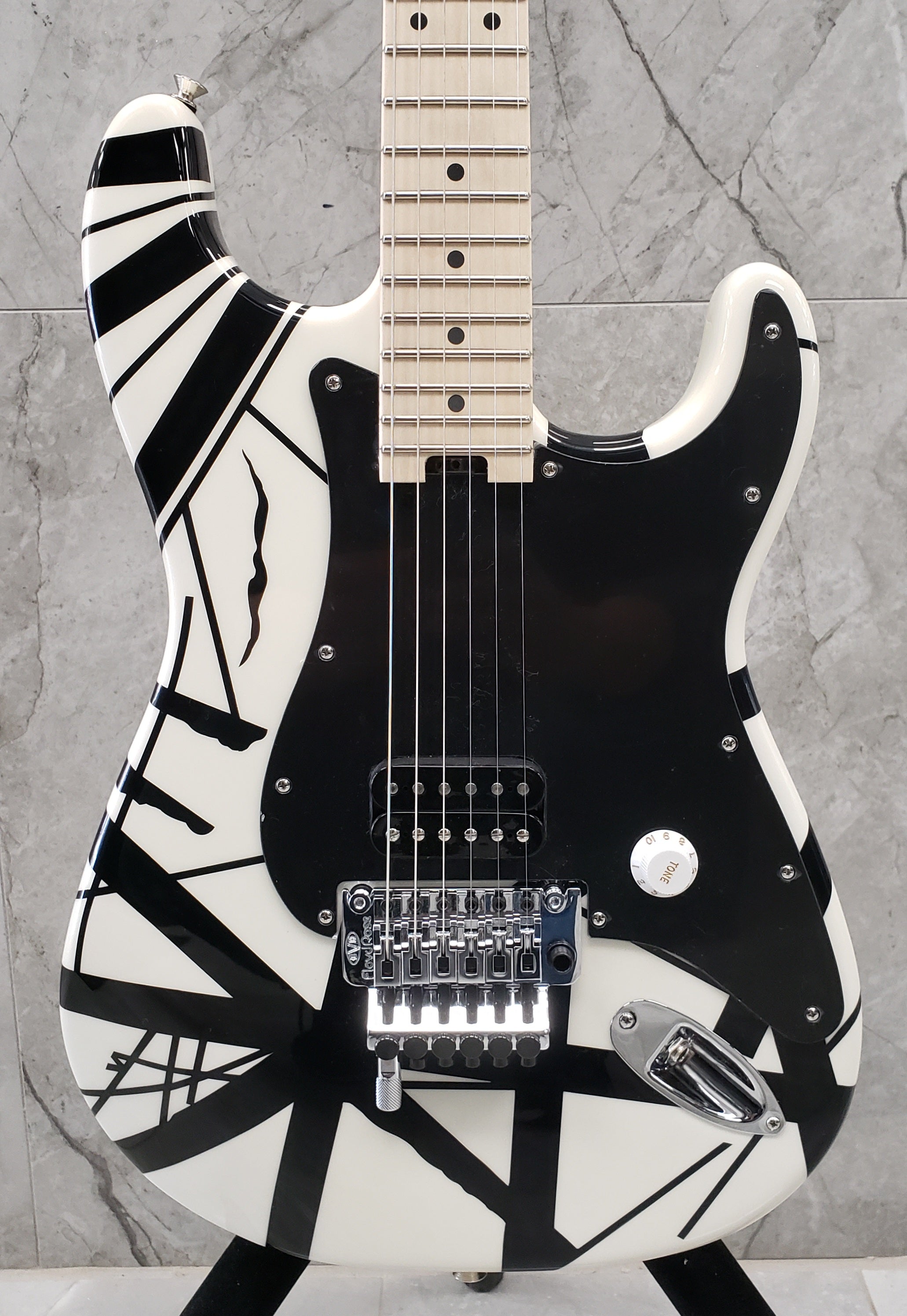 EVH Striped Series White with Black Stripes 5107902576