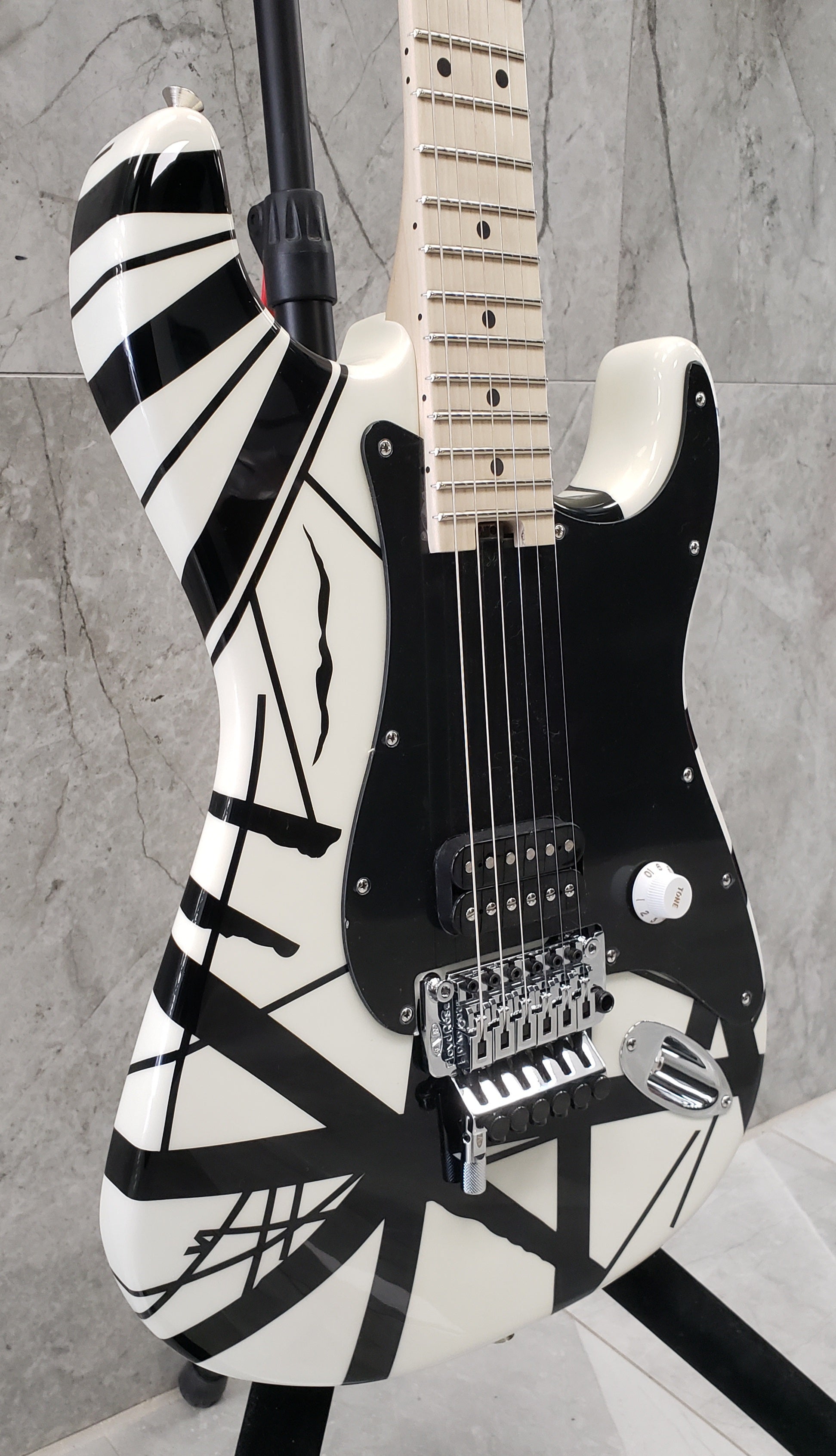 EVH Striped Series White with Black Stripes 5107902576