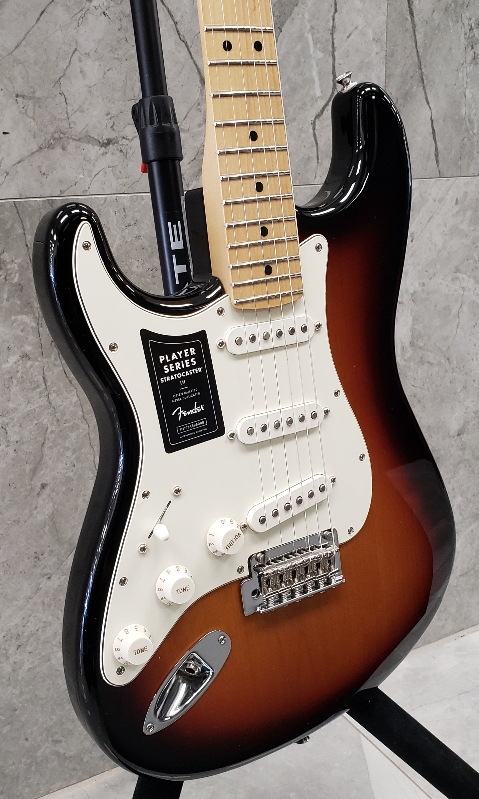 Fender Player Stratocaster Left Handed Maple Fingerboard, 3-Color Sunburst 0144512500