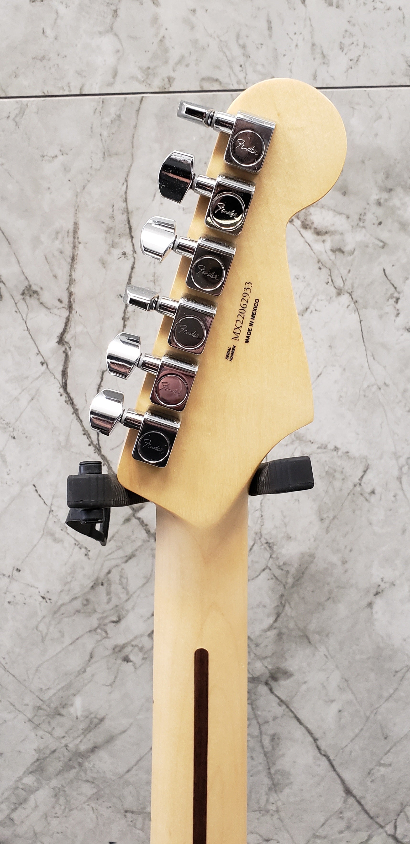 Fender Player Stratocaster Left Handed Maple Fingerboard, 3-Color Sunburst 0144512500