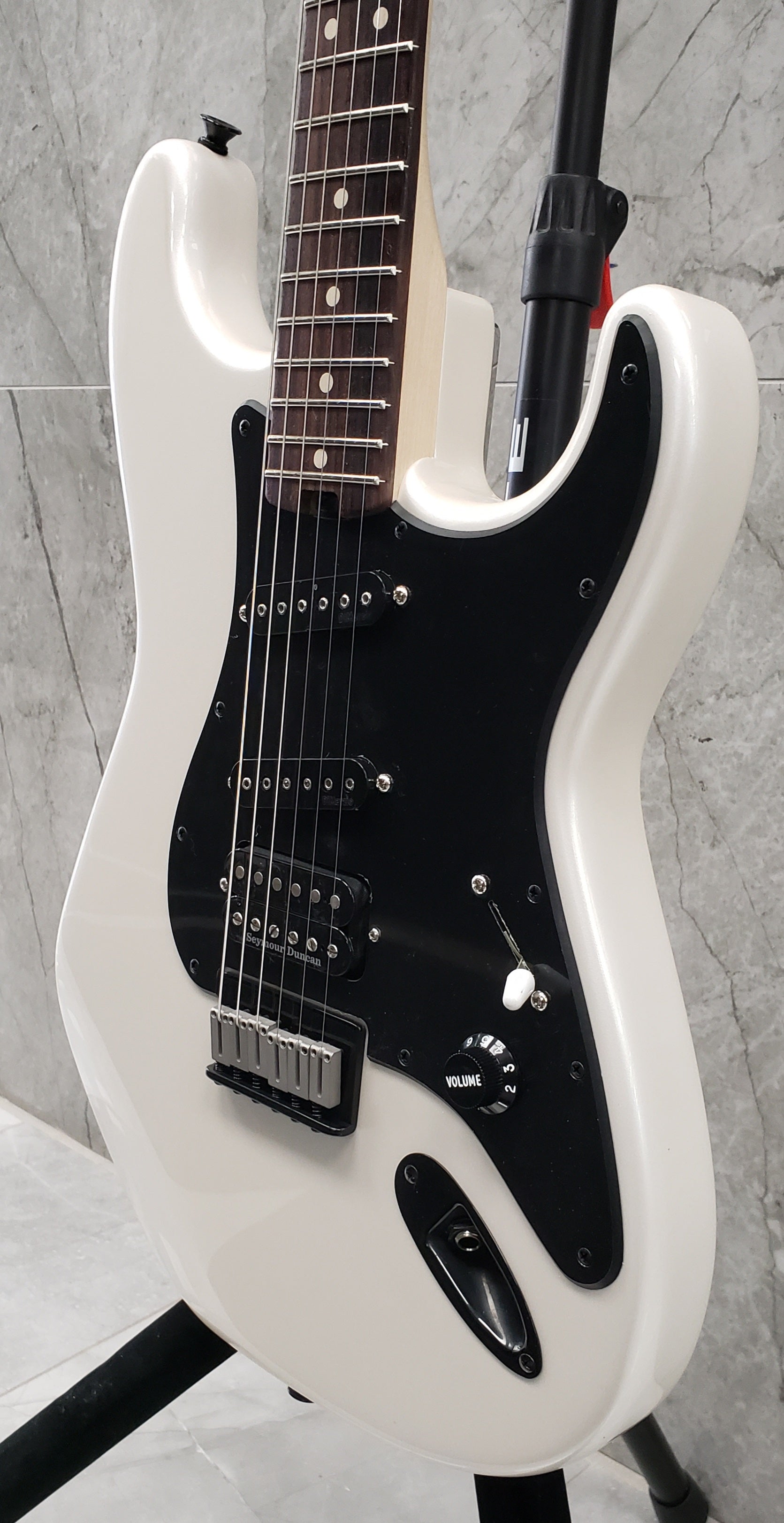 CHARVEL Jake E Lee Signature Pro Mod So Cal Style 1 HSS HT Rosewood Fingerboard Pearl White 2966253576 SERIAL NUMBER MC218949 7.2 LBS