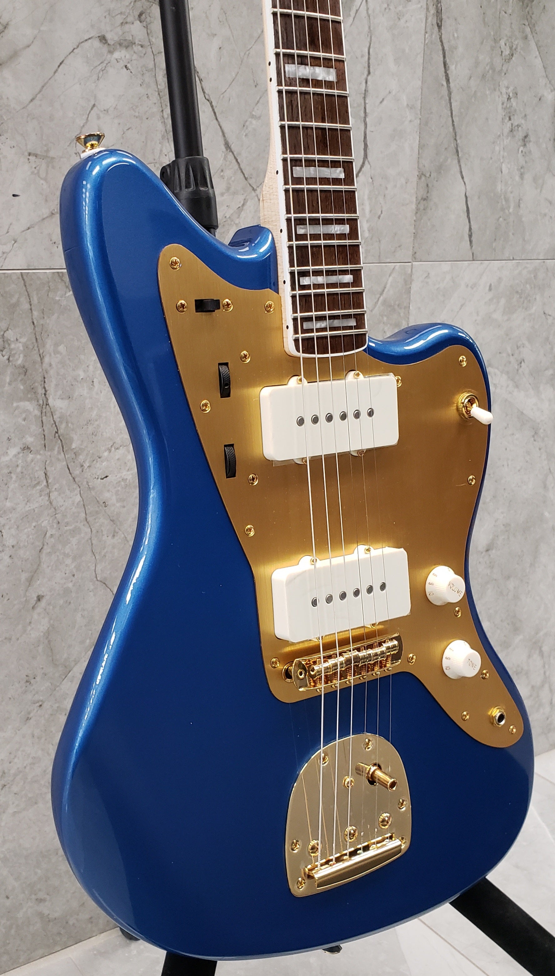 SQUIER 40th Anniversary Jazzmaster Gold Edition Gold Anodized Pickguard, Lake Placid Blue 0379420502