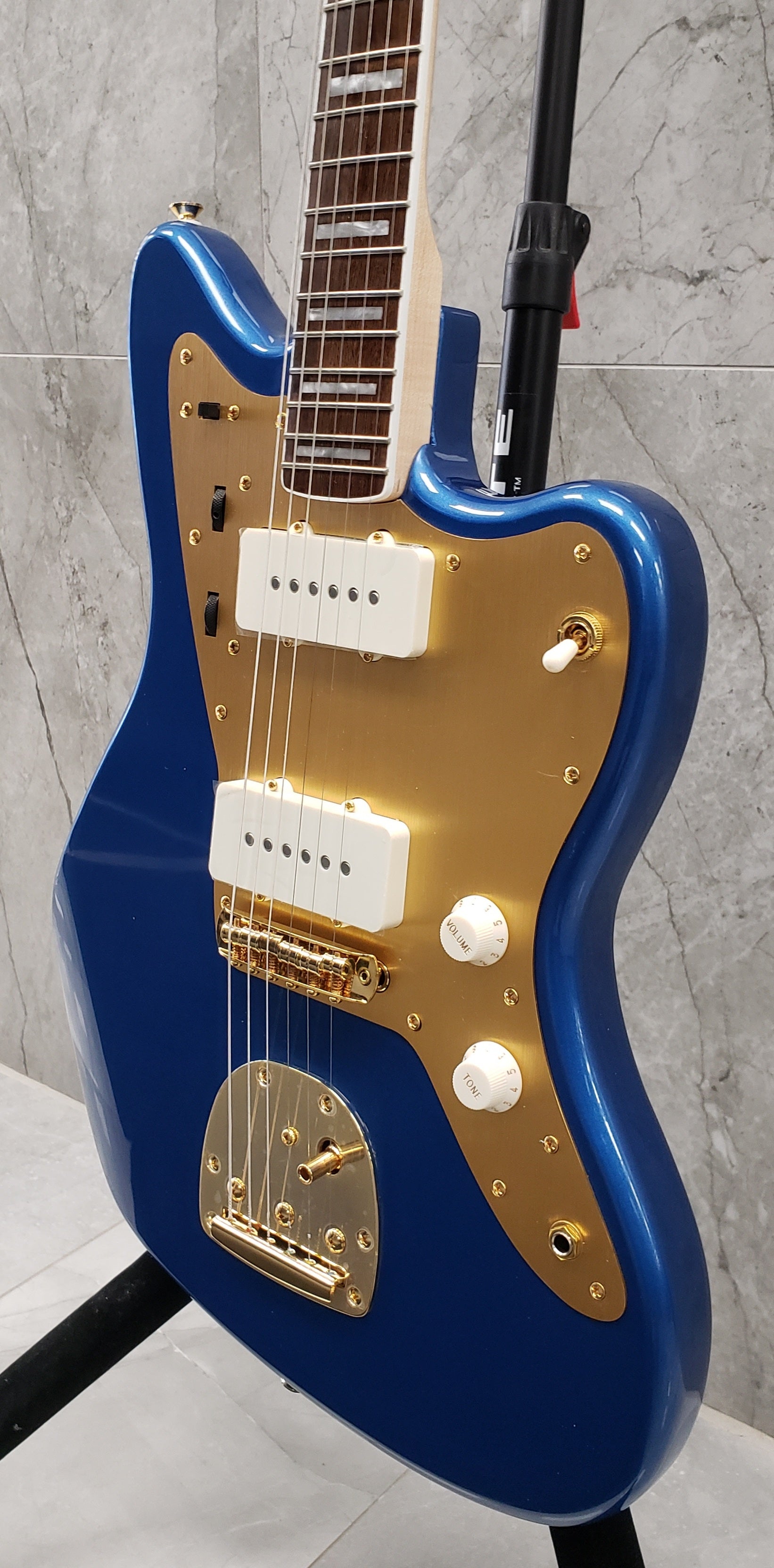 SQUIER 40th Anniversary Jazzmaster Gold Edition Gold Anodized Pickguard, Lake Placid Blue 0379420502 SERIAL NUMBER ICSA22046949 - 7.6 LBS