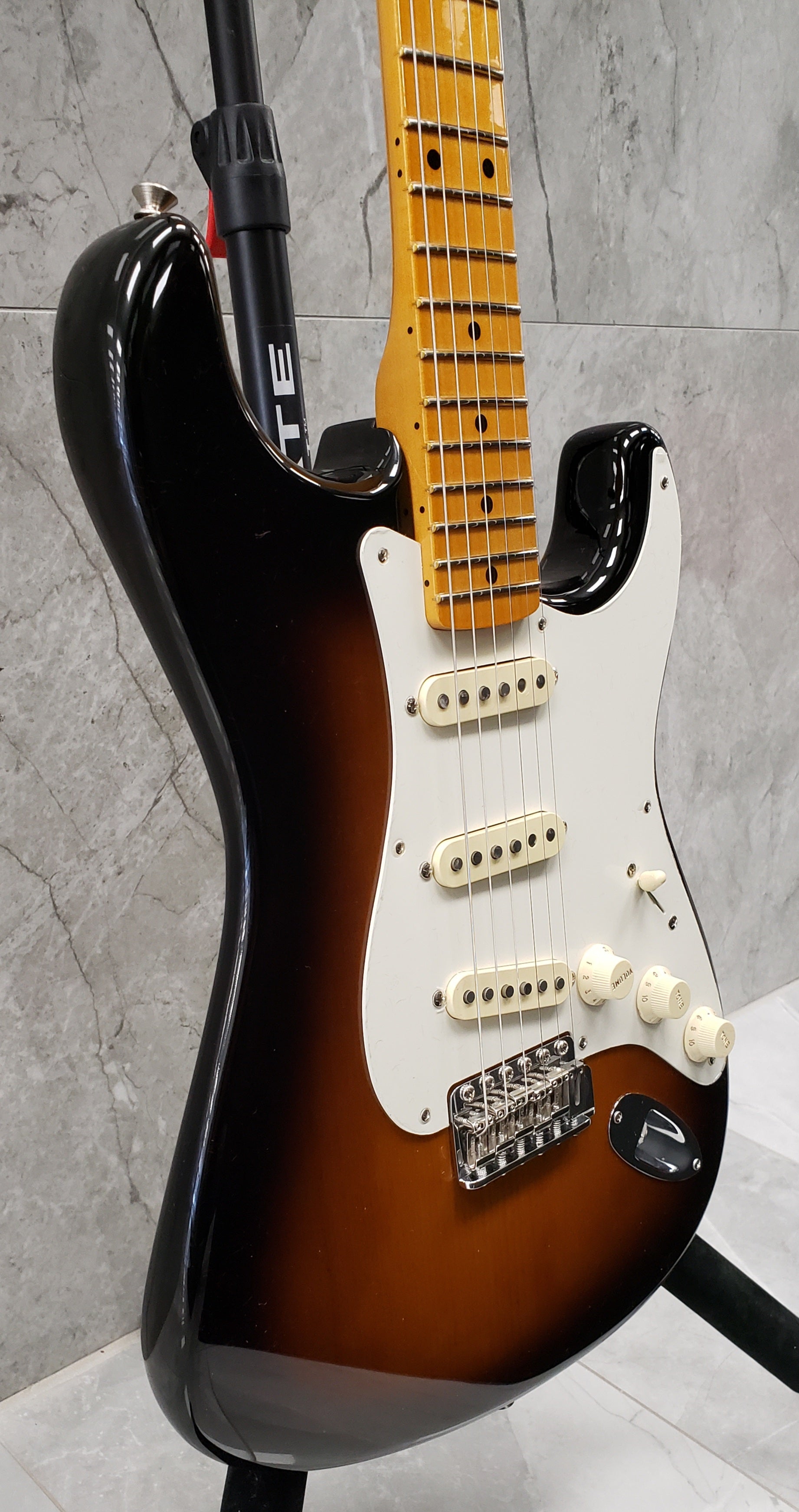 Fender Stories Collection Eric Johnson 1954 Virginia Stratocaster Maple Fingerboard 2-Color Sunburst 0117442803