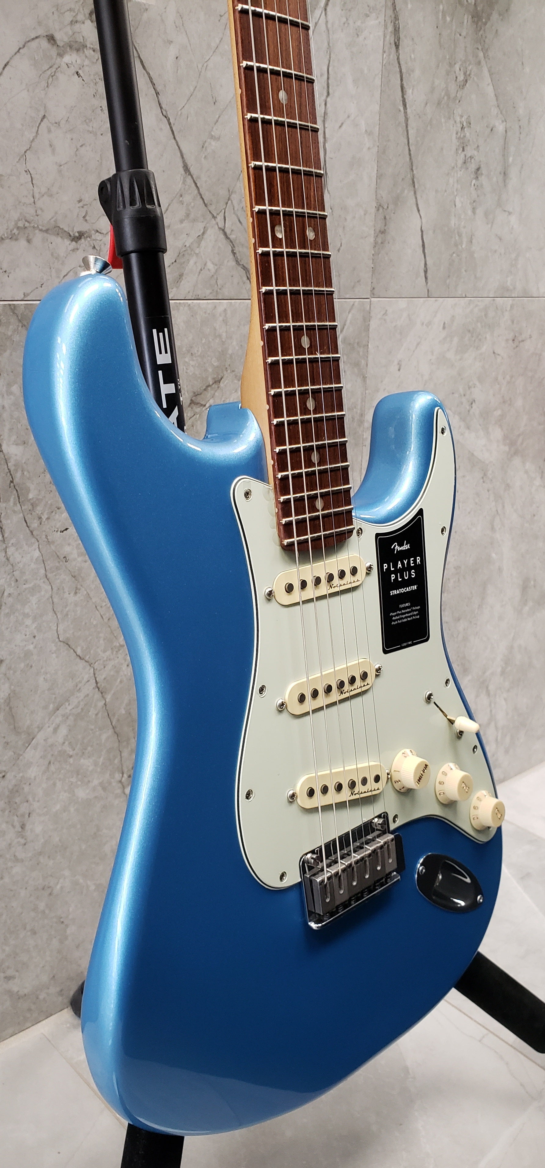 FENDER Player Plus Stratocaster Opal Spark F-0147313395