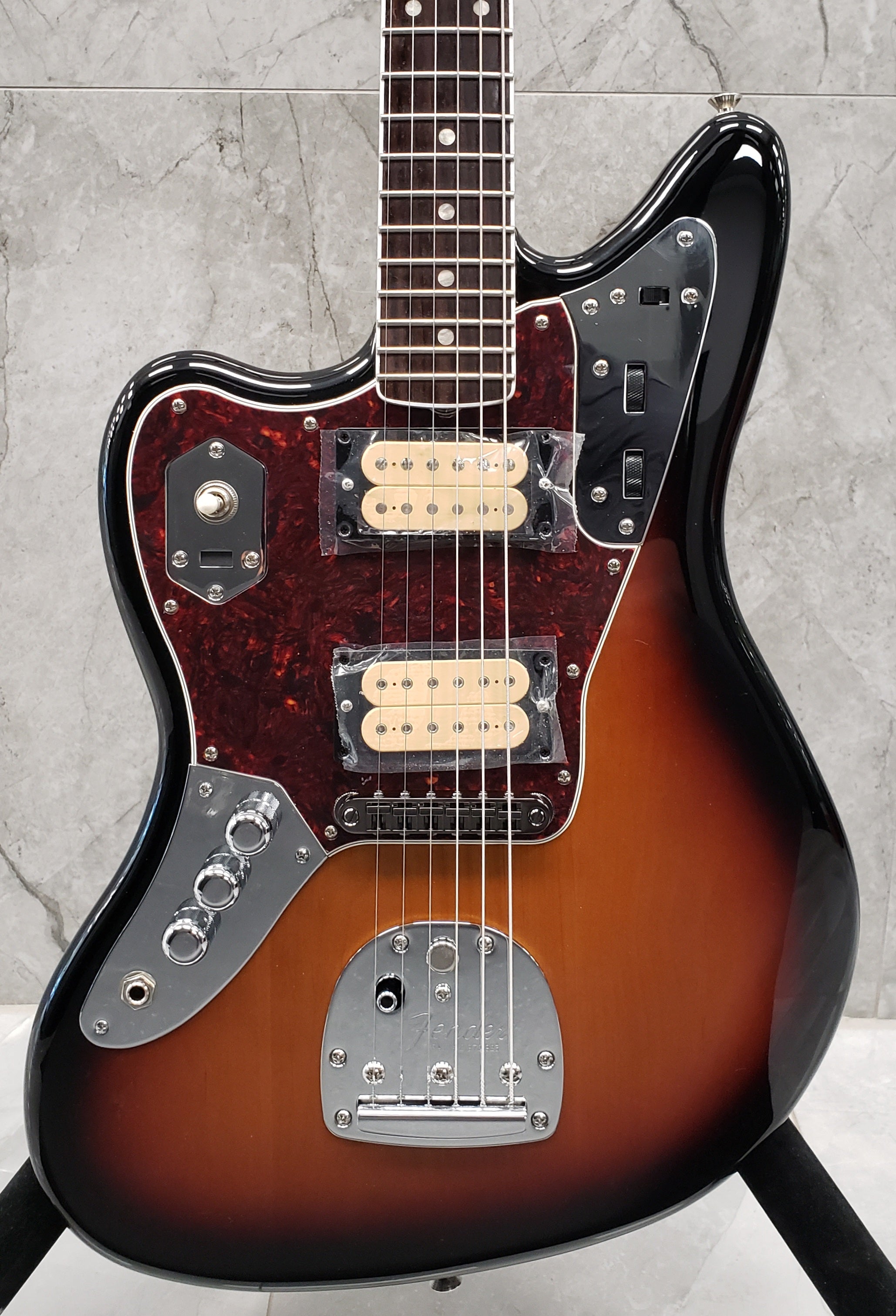 Fender Kurt Cobain Jaguar Left Handed Rosewood Fingerboard, 3-Color Sunburst 0143021700