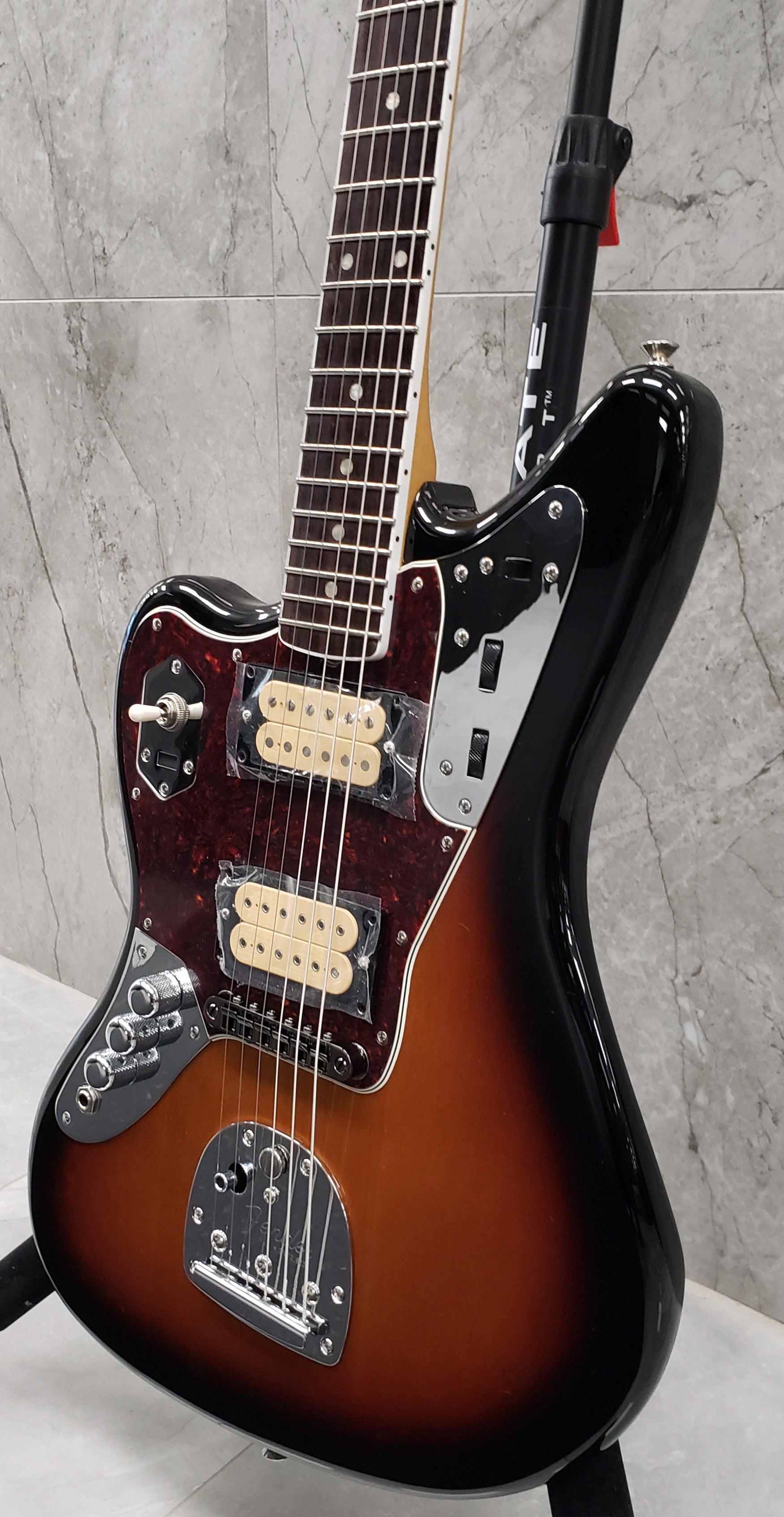 Fender Kurt Cobain Jaguar Left Handed Rosewood Fingerboard, 3-Color Sunburst 0143021700