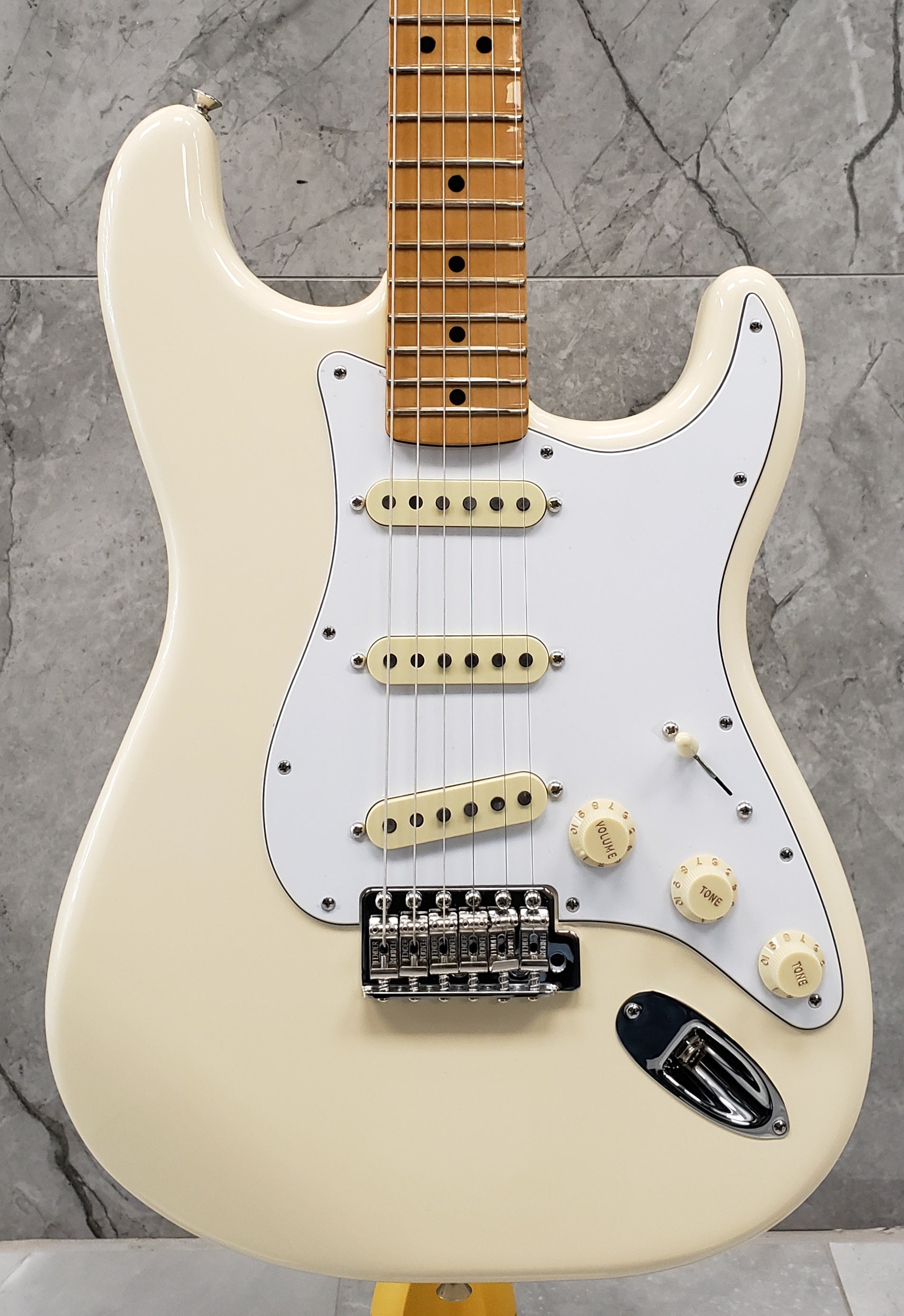 Fender Jimi Hendrix Stratocaster, Maple Fingerboard, Olympic White 0145802305