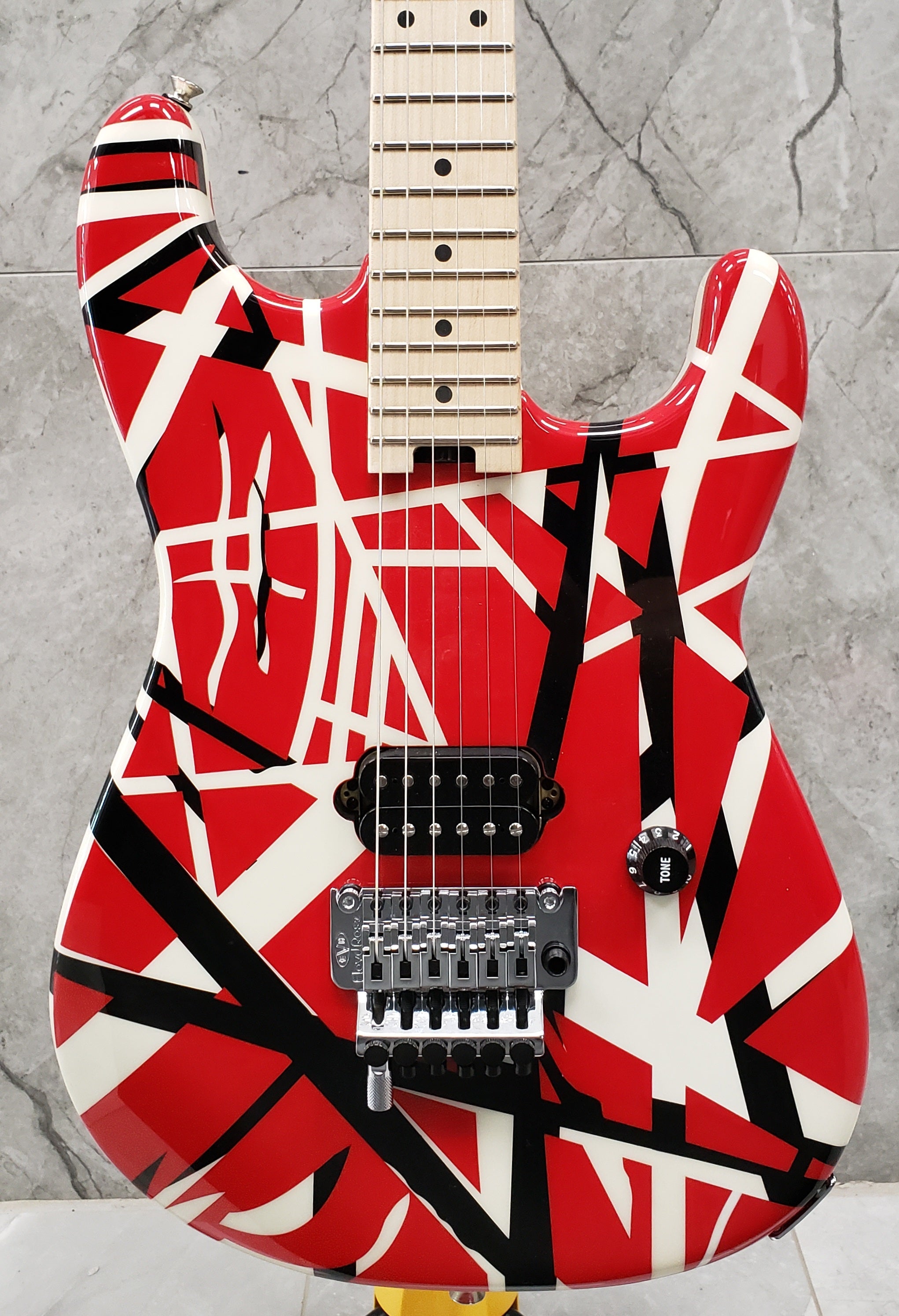 EVH　5107902503　—　Black　Striped　Series　Stripes　Red　with　Music