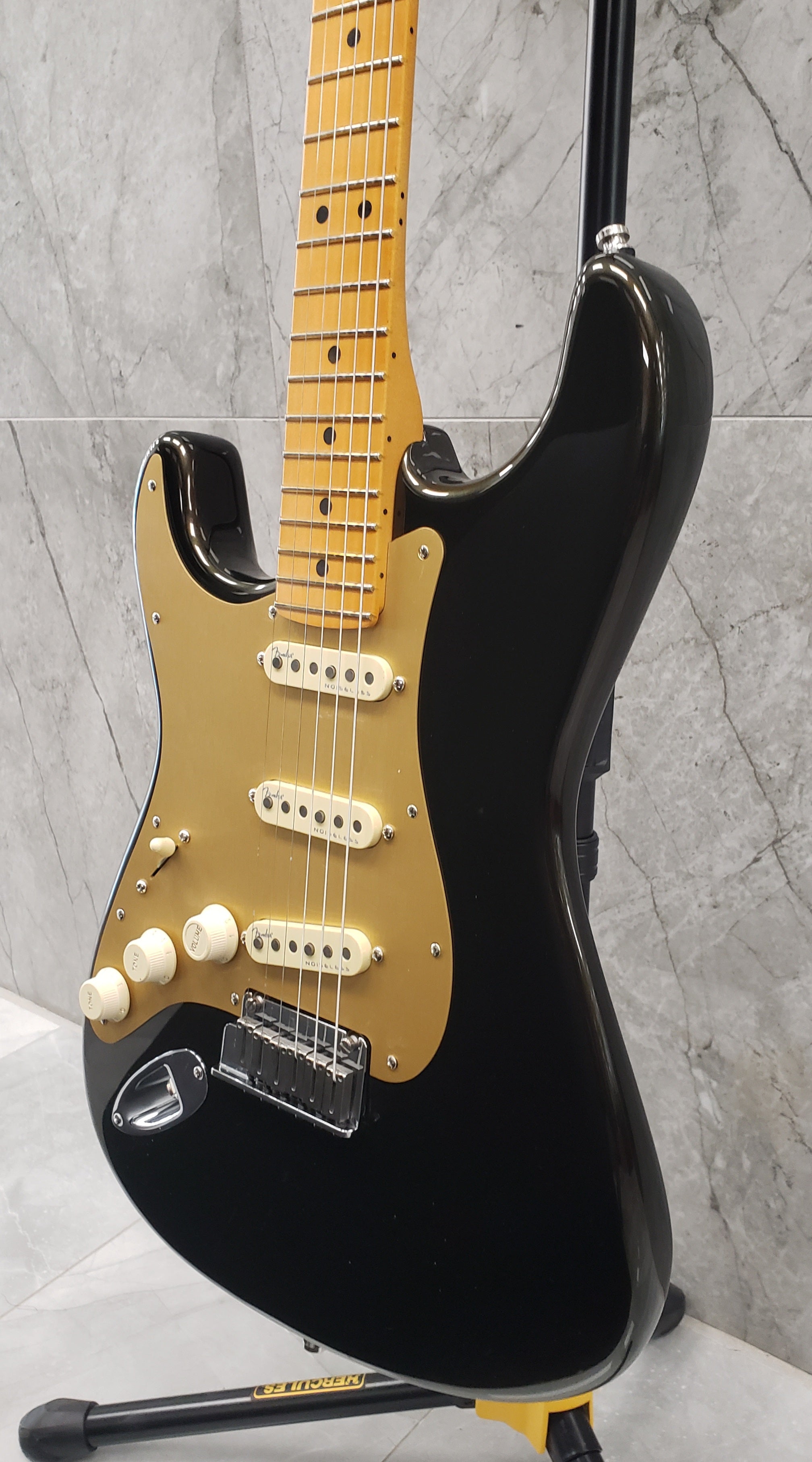 Fender American Ultra Stratocaster Left Hand, Maple Fingerboard, Texas Tea 0118132790