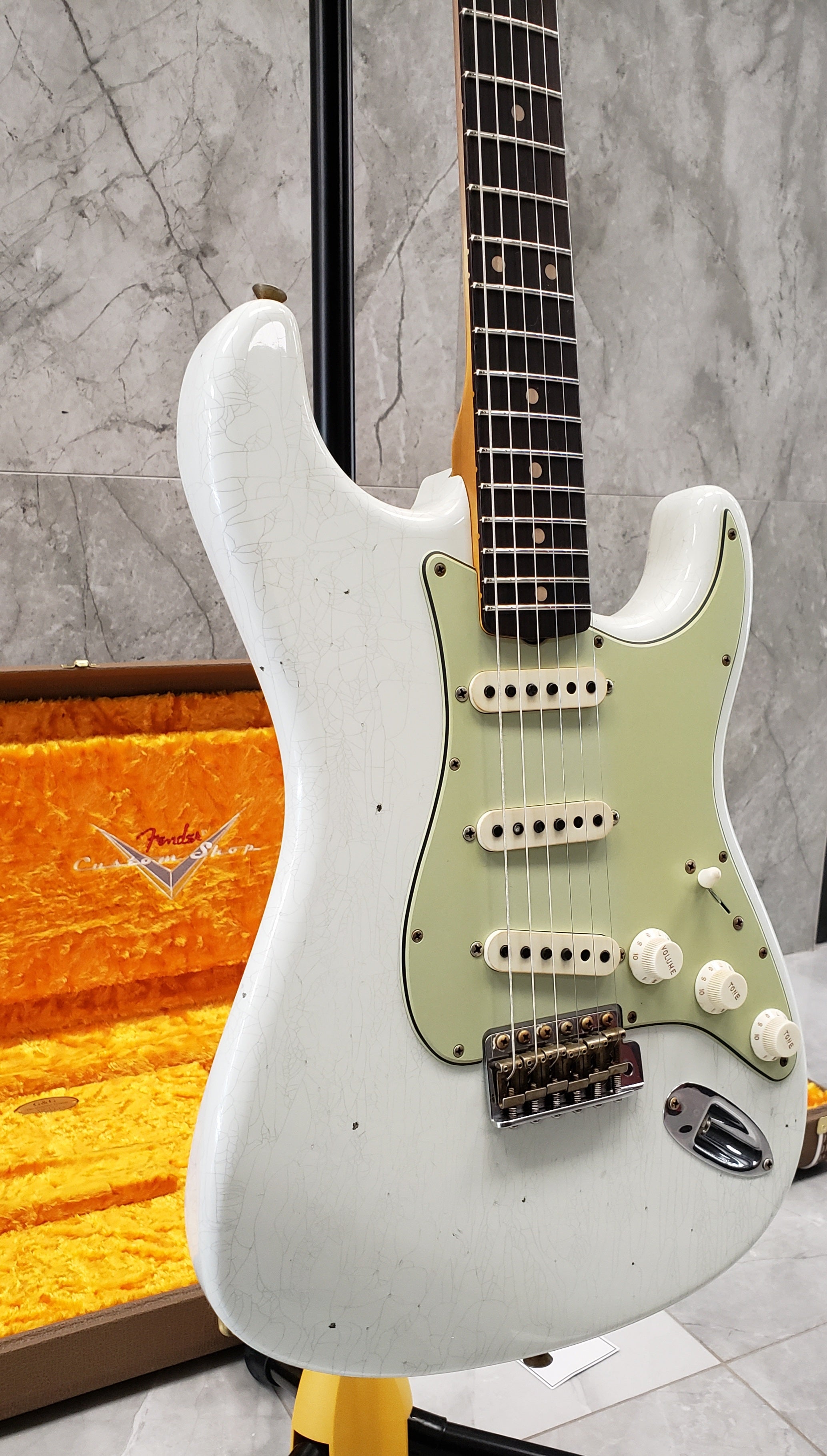 Fender Custom Shop Limited Edition 62/63 Stratocaster Journeyman Relic Rosewood Fingerboard - Aged Olympic White 9231012527 SERIAL NUMBER CZ562114 - 7.8 LBS