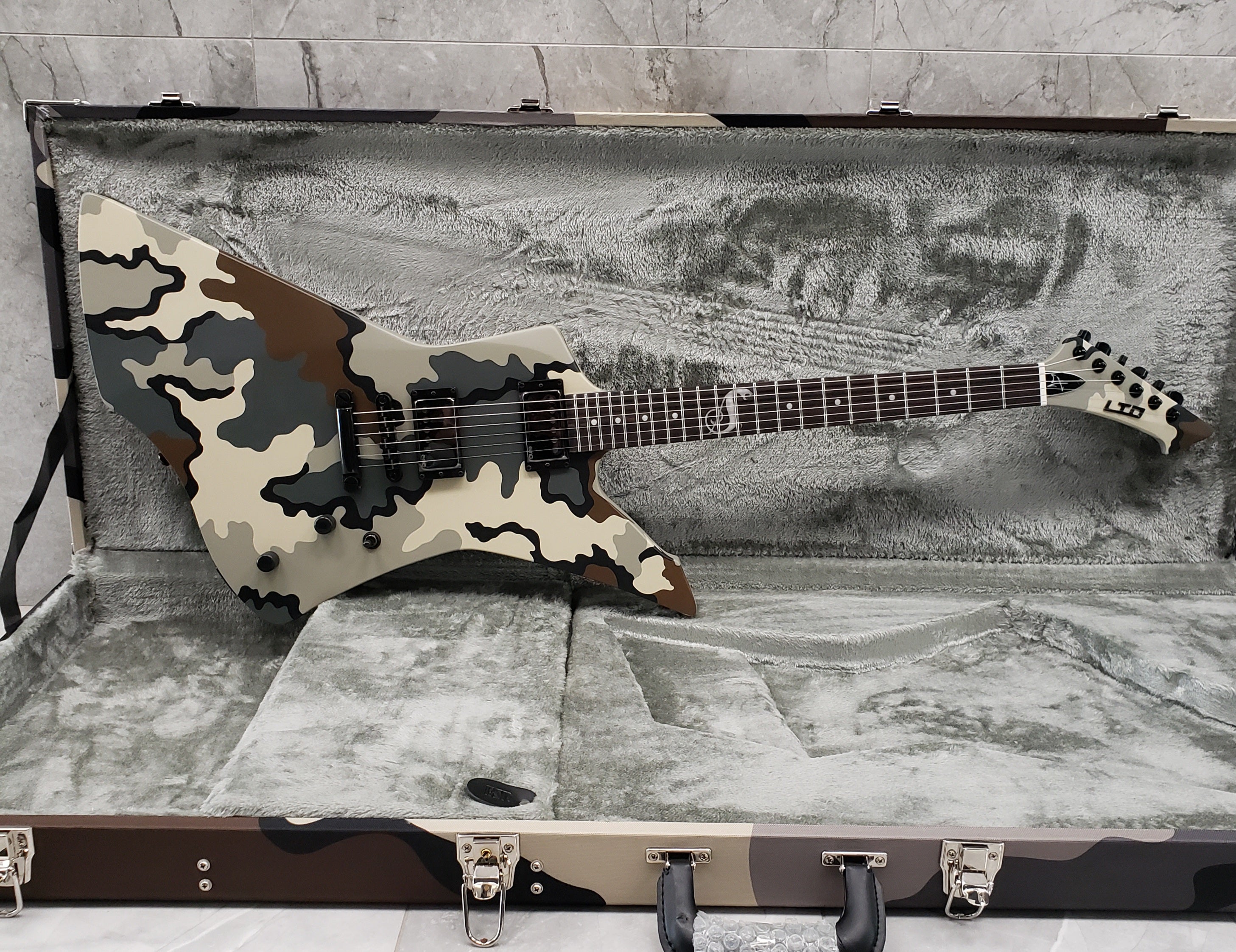 ESP LTD JAMES HETFIELD SNAKEBYTE CAMO - KUIU CAMO SATIN LSNAKEBYTECAMO