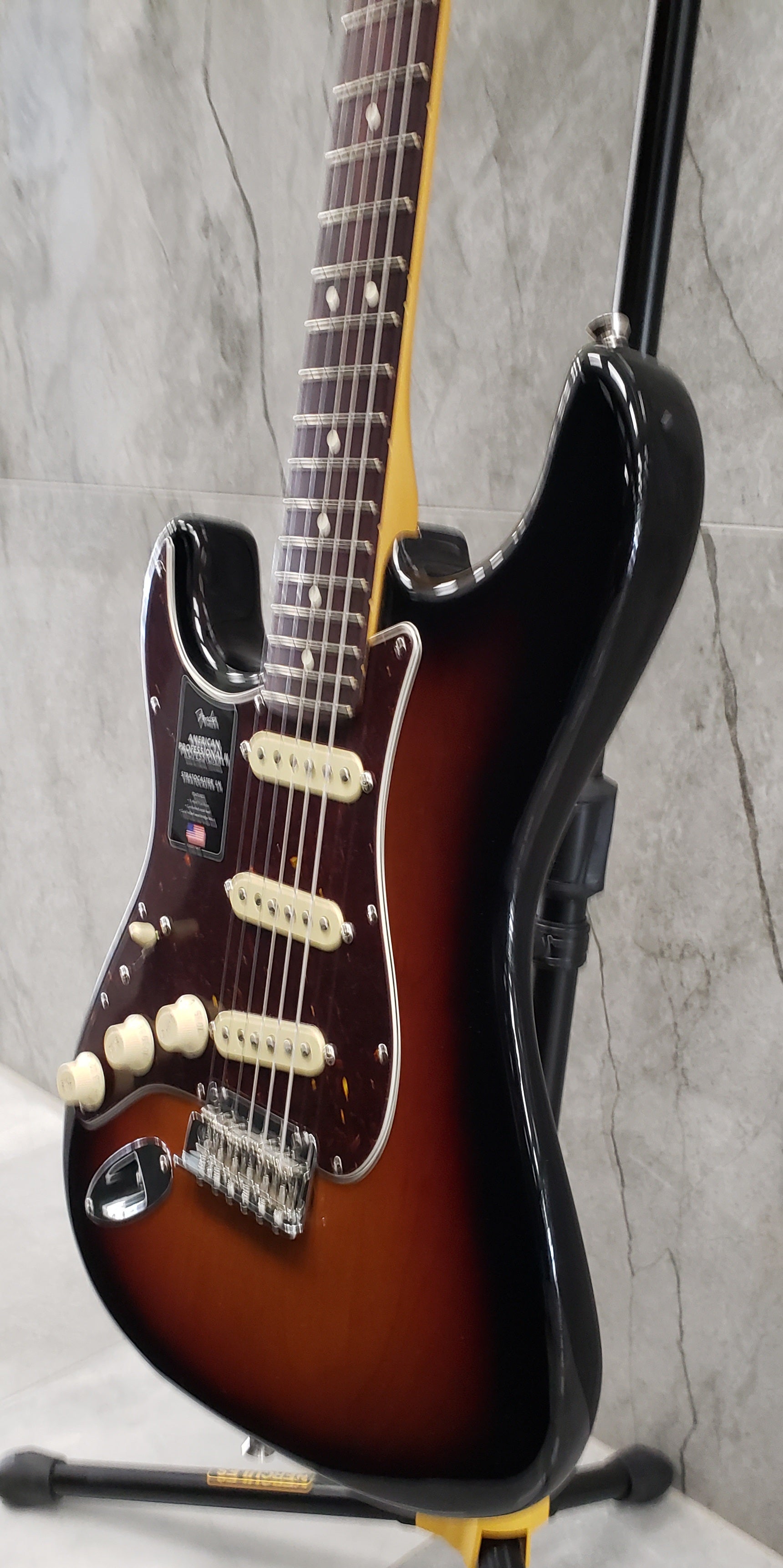 Fender American Professional II Stratocaster Left Hand Rosewood Fingerboard 3-Color Sunburst F-0113930700 SERIAL NUMBER US22053318 - 8.2 LBS