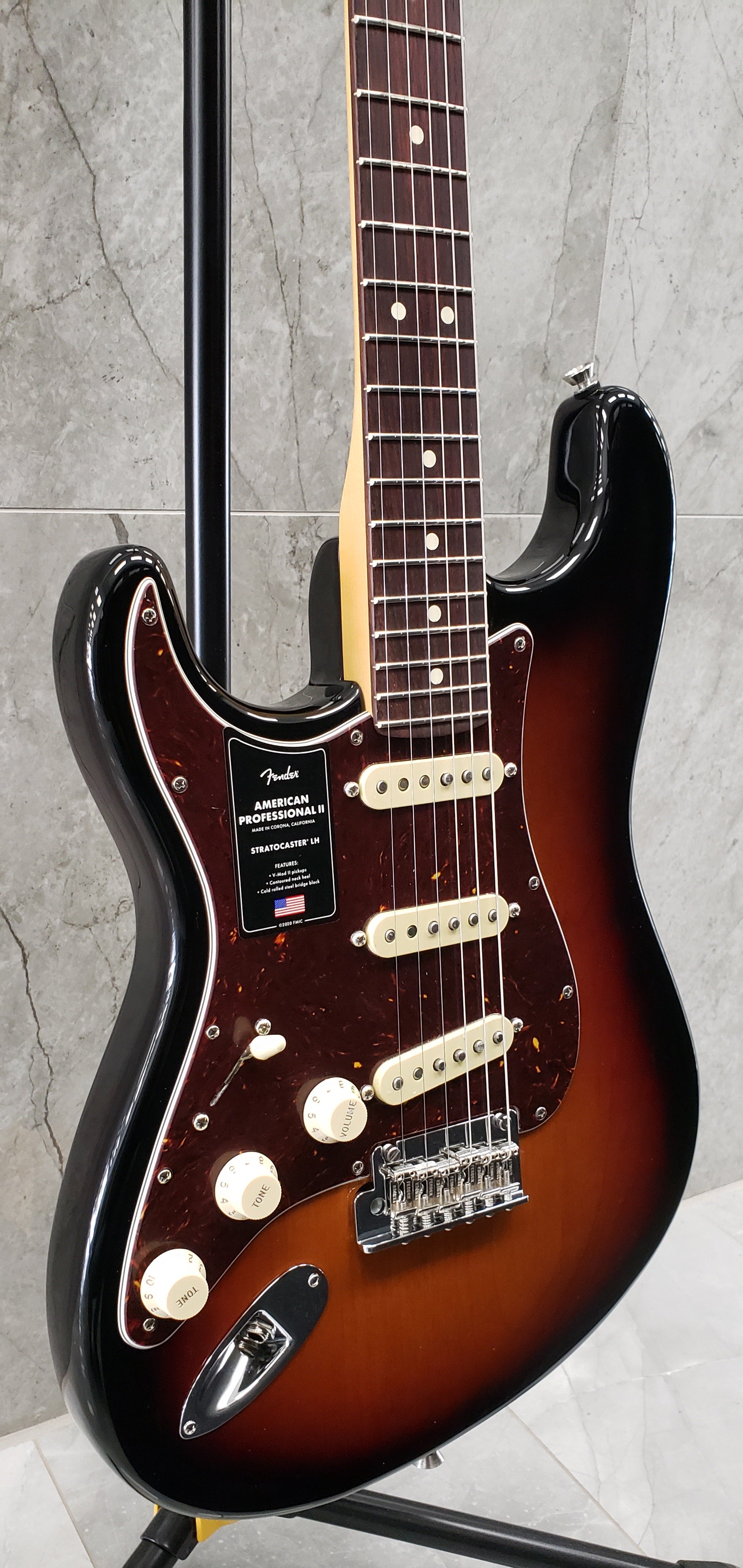 Fender American Professional II Stratocaster Left Hand Rosewood Fingerboard 3-Color Sunburst F-0113930700 SERIAL NUMBER US22053318 - 8.2 LBS