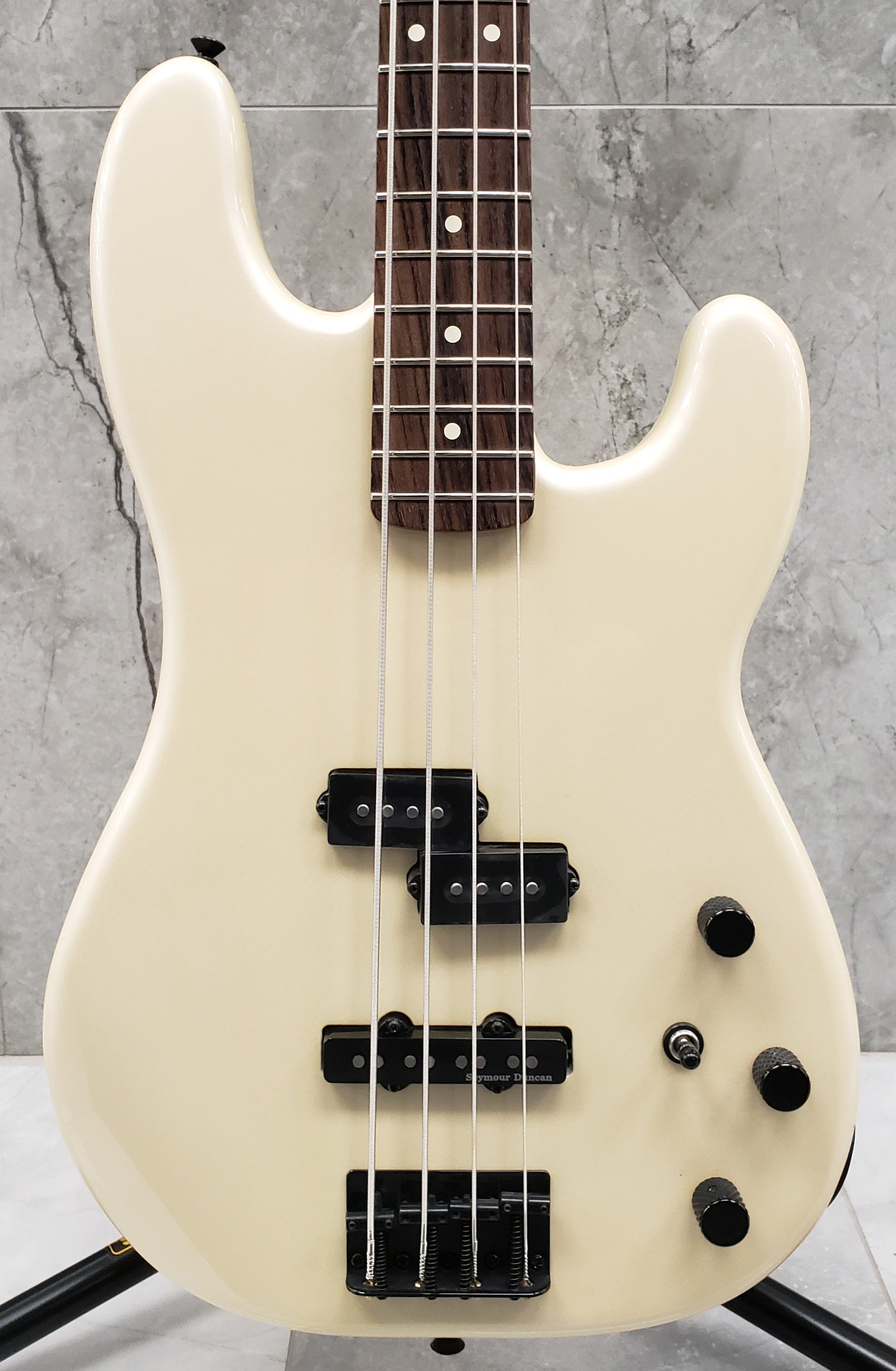 Fender Duff McKagan Precision Bass Rosewood Fingerboard Pearl White MODEL F-0146500323