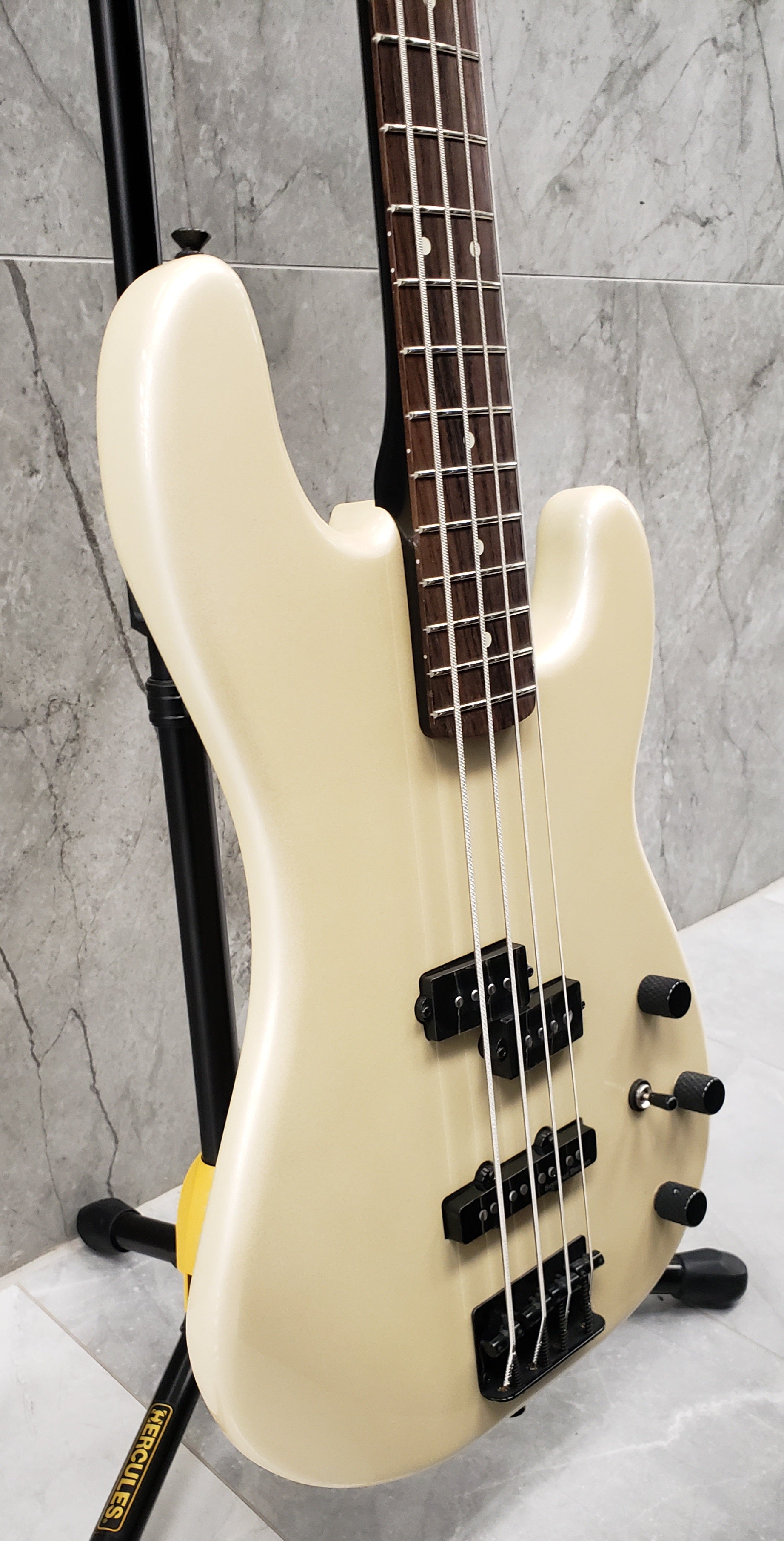 Fender Duff McKagan Precision Bass Rosewood Fingerboard Pearl White MODEL F-0146500323