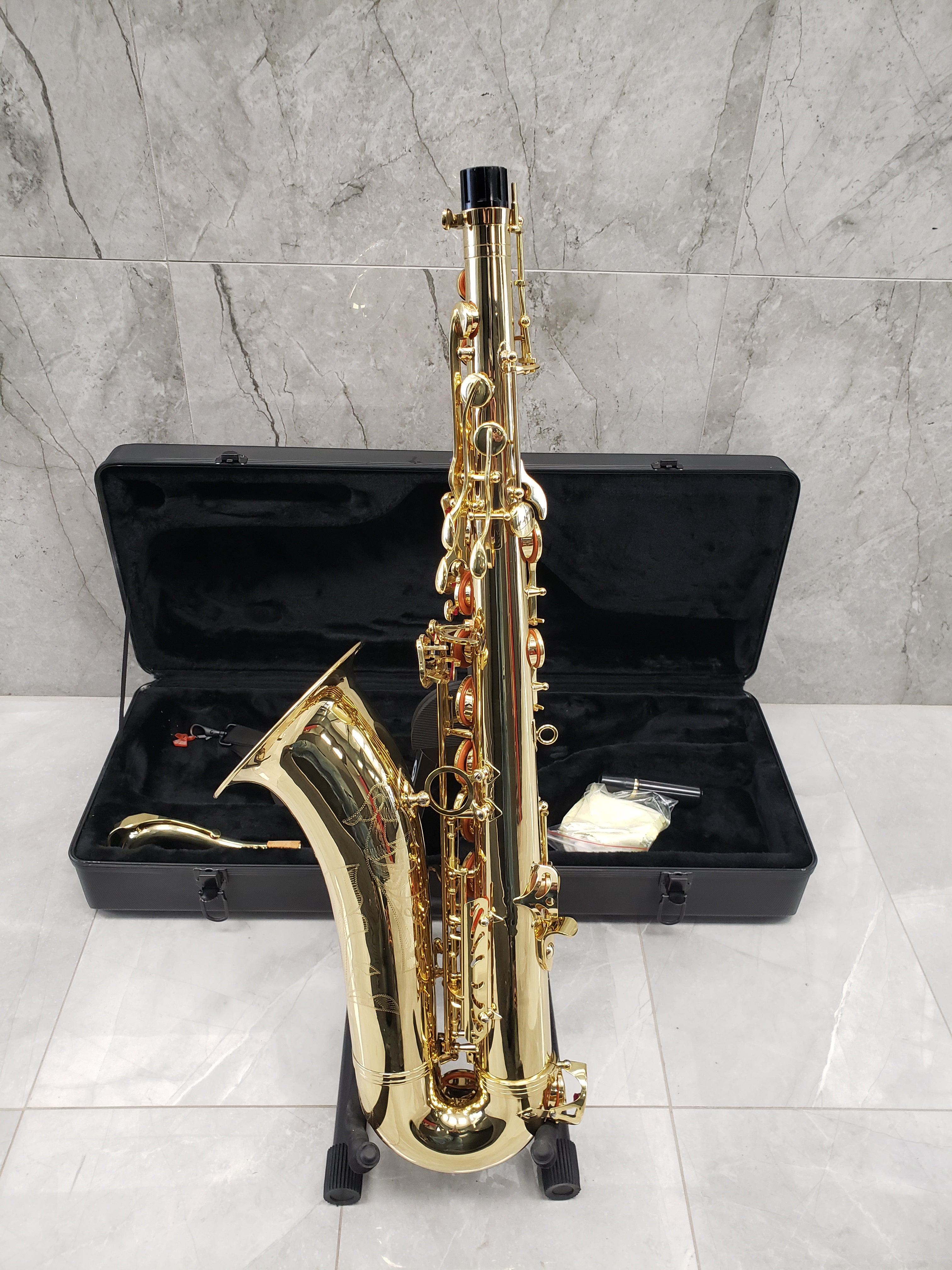 VINCI TENOR SAXOPHONE WITH CASE FLOOR MODEL