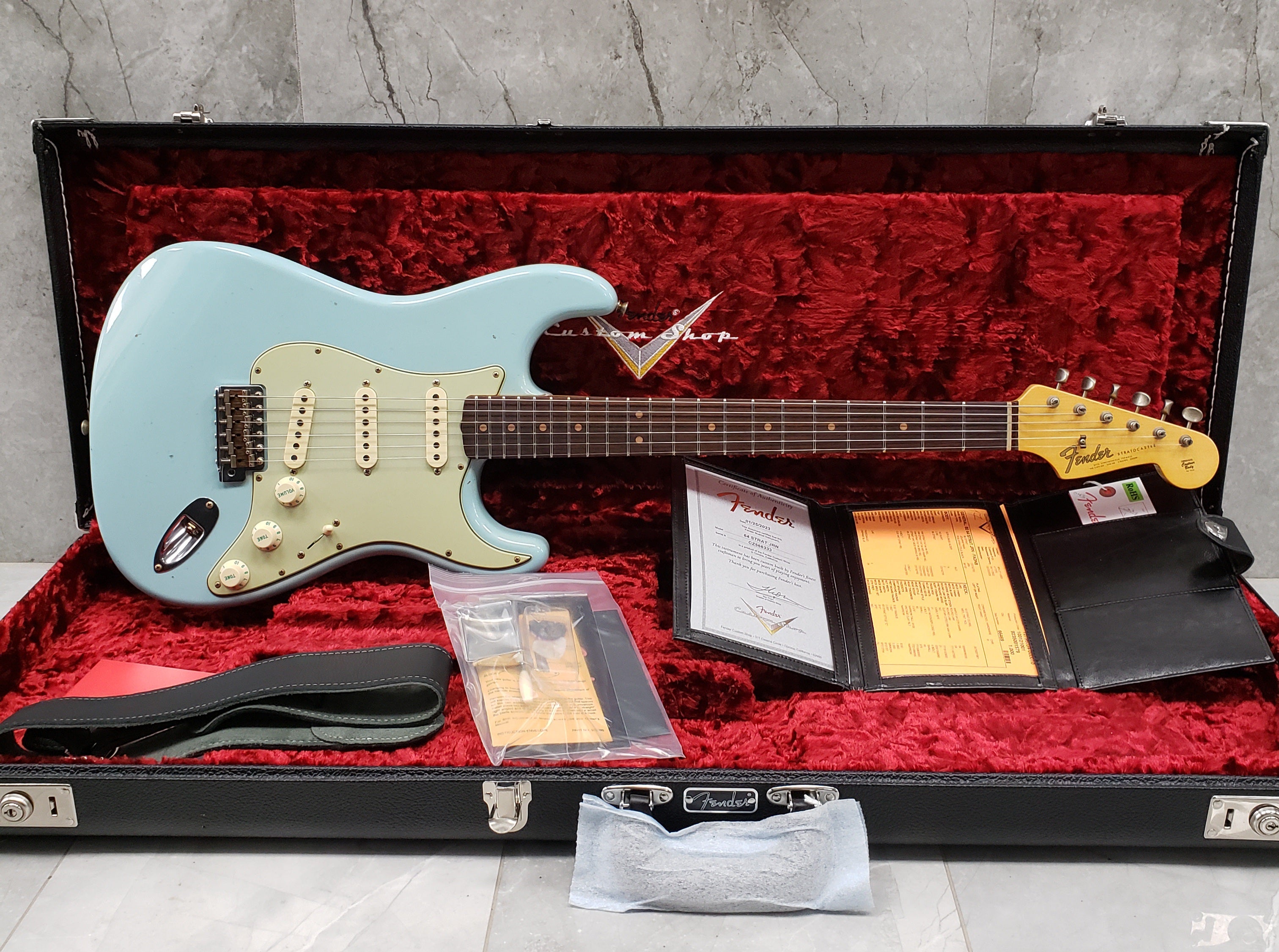 Fender Custom Shop 64 Stratocaster Journeyman Relic, Rosewood Fingerboard - Faded Aged Daphne Blue 9235001579