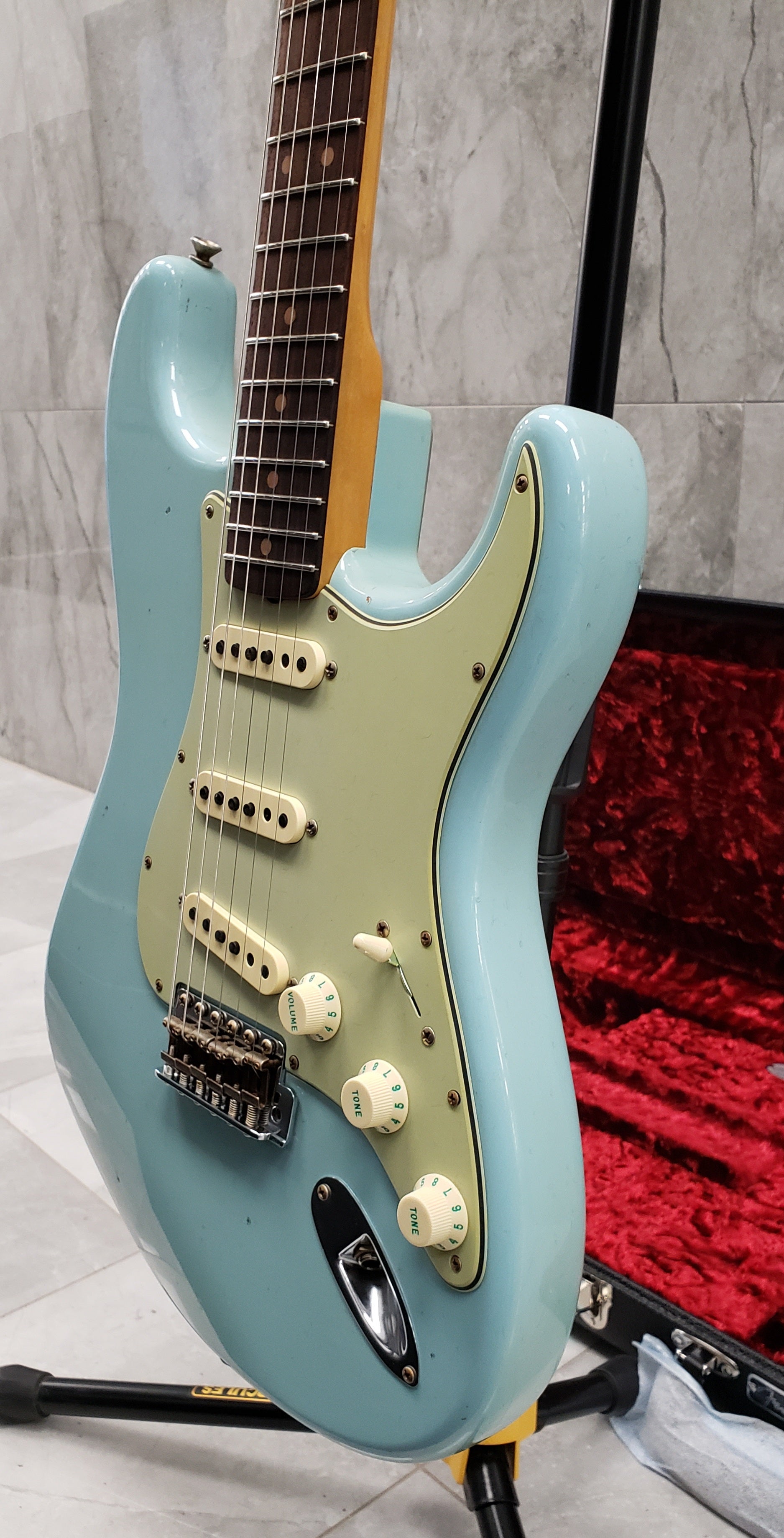 Fender Custom Shop 64 Stratocaster Journeyman Relic, Rosewood Fingerboard - Faded Aged Daphne Blue 9235001579