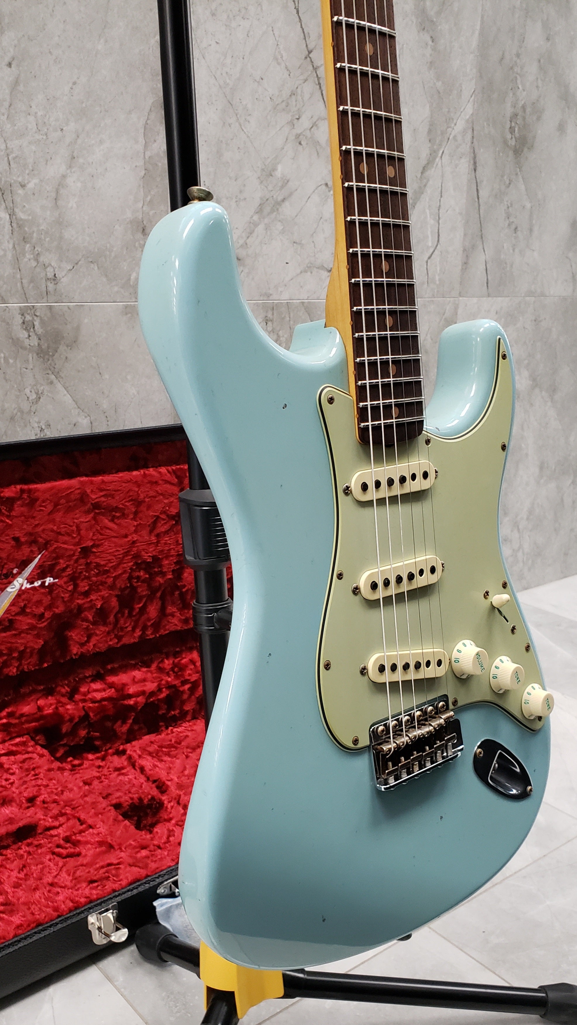 Fender Custom Shop 64 Stratocaster Journeyman Relic, Rosewood Fingerboard - Faded Aged Daphne Blue 9235001579