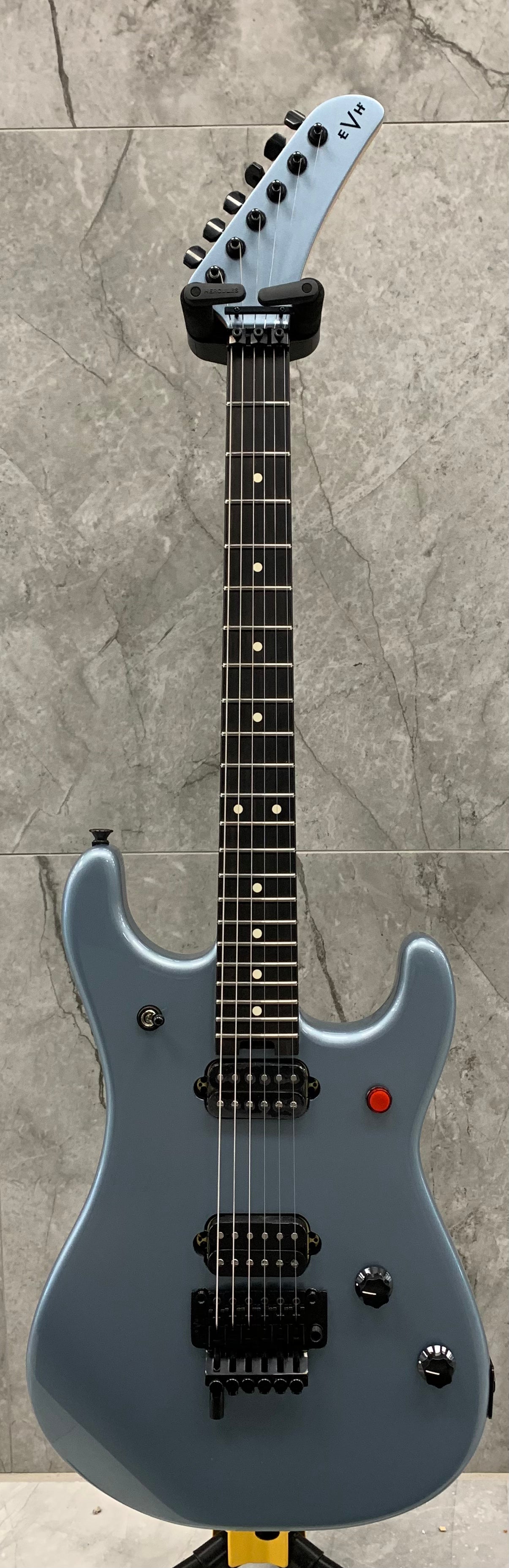 EVH 5150 Series Standard Ebony Fingerboard, Ice Blue Metallic 5108001513 SERIAL NUMBER EVH2202533 - 7.6 LBS